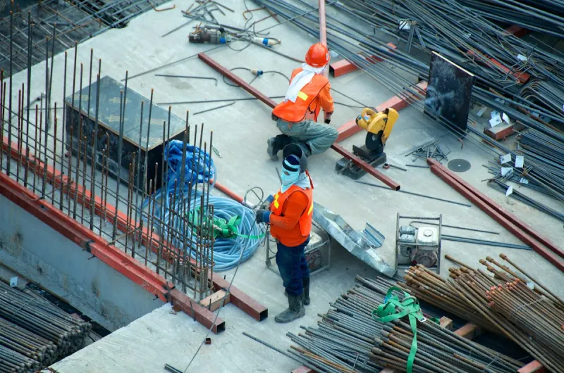 Engenheiros inspecionando armaduras em laje de obra