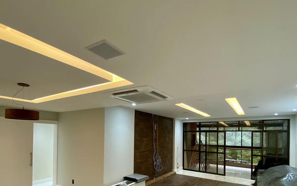 Reforma completa de apartamento residencial em Jacarepaguá entregue pela OPUS com sanca de gesso iluminada e climatização embutida